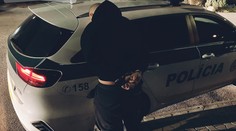 Mladíka, ktorý pobodal 15-ročné dievča v Banskej Bystrici, pre pochybenie súdu prepustili z väzby