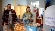 V Estónsku sa začali parlamentné voľby. Zostavenie vlády môže skomplikovať krajná pravica