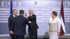 VIDEO: Juncker nazval Orbána diktátorom a strelil mu zaucho