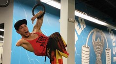 Je bez nôh a jednej ruky. Napriek tomu ohúril všetkých svojou vytrvalosťou