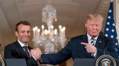Ako najlepší kamaráti. Trump predviedol chémiu s Macronom, oprašoval ho od lupín