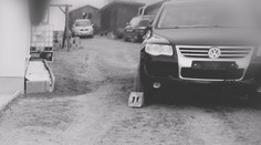 Tragédia pri Žarnovici. Auto vo dvore sa pohlo samé od seba a usmrtilo muža