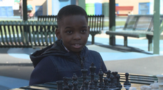 Chlapec (8) bez domova sa stal novým juniorským šampiónom v šachu