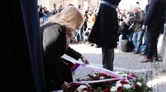 Zuzana Čaputová položila v Prahe veniec obetiam streľby, rozumie aj krokom českej vlády