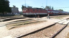 Ľudia stále prebiehajú cez koľajnice a ignorujú predpisy. Zbytočne riskujú život