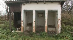 Katastrofálne podmienky! Deti mali v škole staré latríny