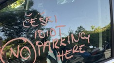 Čech v Chorvátsku nesprávne zaparkoval. Tamojší obyvatelia mu na aute zanechali drsný odkaz