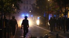 Výtržníci počas piatej noci nepokojov vo Francúzsku zaútočili na dom starostu, násilie však kleslo