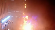 Plamene pohltili vianočný stromček v New Yorku. Podpálil ho bezdomovec