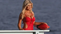 Kočka aj v 49: Ikona z Baywatchu pózovala v červených plavkách po 20 rokoch