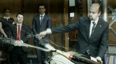 Rekordná sabráž. Na Chopku otvárali deväťlitrovú fľašu!