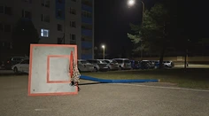 Chcel si len zahádzať na kôš, z ihriska ho viezli do nemocnice. Po smeči na mladíka spadla celá konštrukcia