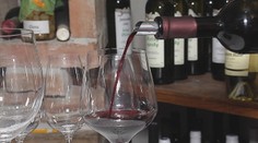 Víno pijeme z čoraz väčších pohárov a nie preto, aby sme ho vypili viac