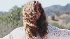 Halle Berry oslávila 50. narodeniny. Privítala ich nahá v presvitajúcom oblečení