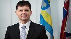 Muž sotil primátora Trebišova do fontány!