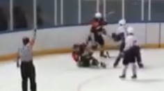 VIDEO: Šokujúci incident z Ruska. Dvojica hráčov mlátila súpera, jeden na ňom zlomil hokejku