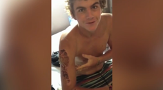 Šibnutý je slabé slovo. Chcel byť populárny, odtrhol si obrovskú chrastu