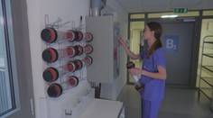 Starý systém, ktorý zachraňuje životy. Potrubná pošta šetrí čas aj tisíce krokov zdravotníkom