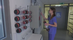 Starý systém, ktorý zachraňuje životy. Potrubná pošta šetrí čas aj tisíce krokov zdravotníkom