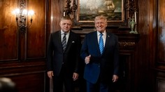 Fico sa s Trumpom stretol v obývačke jeho rezidencie. Zverejnil fotky aj to, čo sa na schôdzke dialo