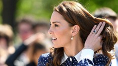 Vojvodkyňa Kate prekvapila odvážnymi šatami. Odhalila dokonalé krivky