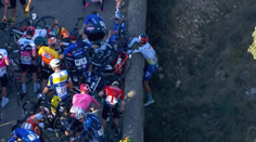 VIDEO: Pád na pretekoch vymrštil Saganovho kolegu z mosta. Cyklista po ňom visel nad priekopou