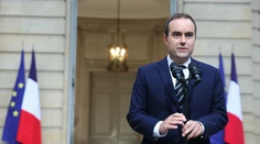 Francúzsko sa po rezignácii ďalšieho premiéra opäť ocitlo v patovej situácii. Le Penová žiada predčasné voľby