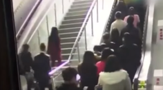 Dramatické zábery: Escalátor zmenil smer, ľudia padali ako hnilé hrušky