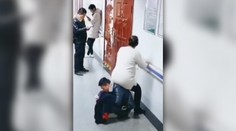 Ženu v pokročilom štádiu tehotenstva nikto nepustil v nemocnici sadnúť. Manžel sa ale obetoval