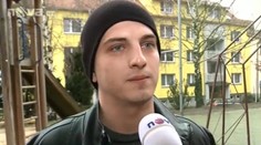 Tento mladík zachránil život sebe aj kamarátovi. Po strelcovi hodil stoličku