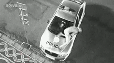 Opitý Čech chcel prebehnúť po policajnom aute. Potrestal sa sám