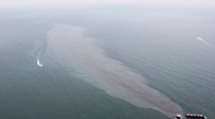 Hrozí ekologická havária: V Japonsku sa rozlomila nákladná loď, spôsobila veľkú ropnú škvrnu