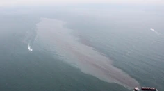 Hrozí ekologická havária: V Japonsku sa rozlomila nákladná loď, spôsobila veľkú ropnú škvrnu