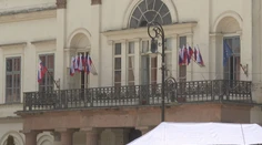 Na budovách ministerstva kultúry pribúdajú vlajky. Na jednej v Košiciach ich napočítali až 11