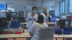 Hoci vývoj vakcíny proti koronavírusu ešte neskončil, lekári odmietajú hrať politický boj s časom