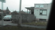 Drogy v Seredi 6: Pred sociálnymi bytmi stoja luxusné autá