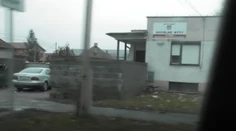 Drogy v Seredi 6: Pred sociálnymi bytmi stoja luxusné autá