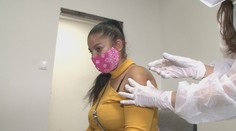 Niektorí sa vakcín boja, iní ich práve zo strachu chcú. Samospráva spustila očkovanie na Luníku IX