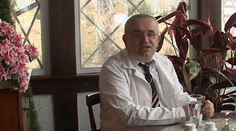 Jednou z dvoch obetí, ktoré našli zastrelené v škole pri Kladne, je údajne známy lekár Leoš Středa