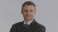 Právnik spájaný s podnikateľom Ivanom Kmotríkom mieri do verejnej funkcie
