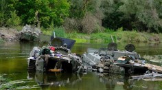 OBRAZOM: Zostali po nich koľaje aj tanky. Rusi mali na ústupe z Charkovskej oblasti poriadne naponáhlo