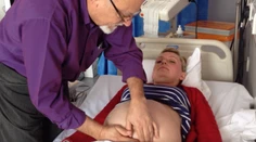 Doktor otočil rukami dieťa v maternici. Otec si to nakrúcal