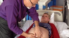 Doktor otočil rukami dieťa v maternici. Otec si to nakrúcal