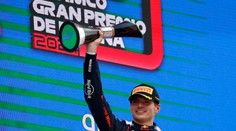 Dominancia v Španielsku pokračuje. Verstappen tam zvíťazil tretíkrát po sebe a upevnil si pozíciu lídra