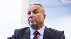 Premiér ho na tlačovkách vyzliekal z talára, minister podal disciplinárku. Súd ho funkcie nezbavil, Kliment hovorí o zneužití moci