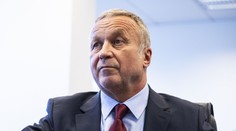 Premiér ho na tlačovkách vyzliekal z talára, minister podal disciplinárku. Súd ho funkcie nezbavil, Kliment hovorí o zneužití moci