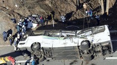 Tragédia na maďarskej diaľnici, v prevrátenom autobuse umierali ľudia