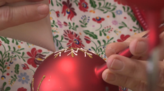 Sklenené ozdoby sú neodmysliteľnou súčasťou mnohých vianočných stromčekov. Ako vyzerá ich výroba?