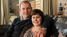 Zomrela na rakovinu, no manželovi aj po smrti posiela na narodeniny pohľadnice