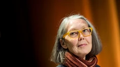 Nobelovu cenu za literatúru získala kanadská poetka Anne Carsonová